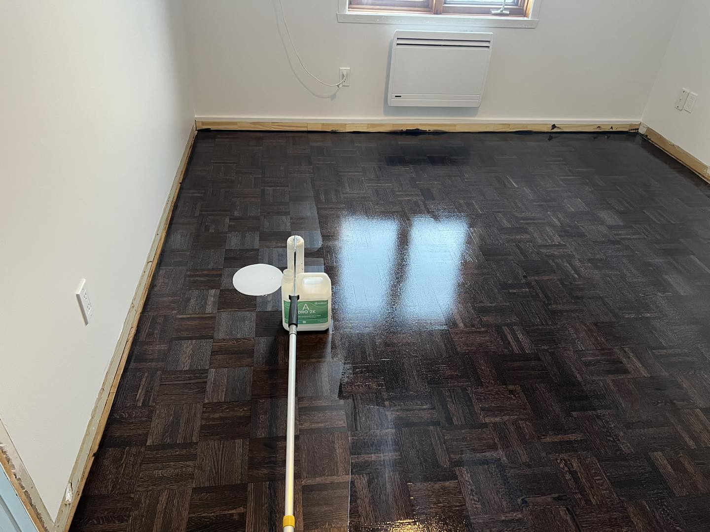 Plancher de chêne rénové avec vernis satiné